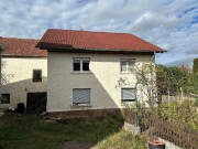 Einfamilienhaus mit seitlichem Anbau, weiteren Flurstücken und Schup…