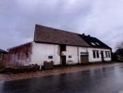 Einfamilienhaus und unbebautes Grundstück