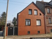Ein-/Zweifamilienhaus mit Nebengebäuden und Garage