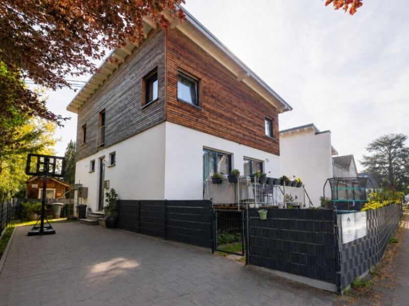Wohnen und vermieten! Modernes Wohnhaus Ensemble mit Doppelgarage un…