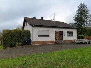 Einfamilienhaus mit zwei Garagen