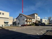 Wohngebäude mit Gewerbehalle und überdachtem Freilager