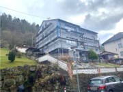 Mehrfamilienhaus mit Reihengaragen
