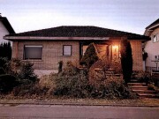 Einfamilienhaus mit Einliegerwohnung und Garage