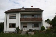 Zweifamilienhaus mit Doppelgarage und Freisitz