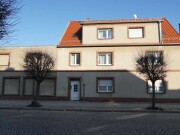 Mehrfamilienhaus mit Garagen- und Lagergebäude sowie Nebengebäuden