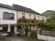Weingut mit Einfamilienhaus, Keltereianbauten und Nebengebäuden