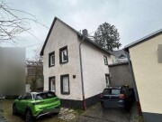 Wohnhaus mit Anbau und Schuppen