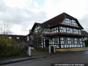 Einfamilienhaus und unbebautes Baugrundstück