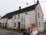 Wohnhaus mit Nebengebäude sowie unbebautes Grundstück