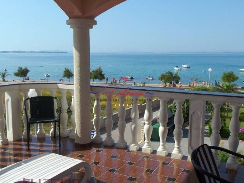 Vir, Haus 30m vom Strand mit 6 Apartments, Tiefgarage