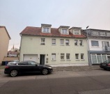 Einfamilienhaus und unbebautes Grundstück