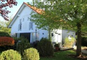Einfamilienhaus mit Garagen/Carportgebäude
