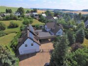 Wunderschönes Zweifamilienhaus mit Nebengebäude