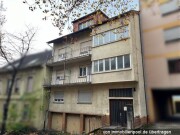 Mehrfamilienhaus, Garagen und vorgelagertes Grundstück