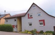 Einfamilienhaus mit Garagen (1/2 Anteil)