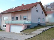Einfamilienhaus mit Doppelgarage und Geräteschuppen