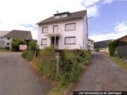 Einfamilienhaus und unbebautes Grundstück
