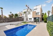 Moderne freistehende Villa mit 3 Schlafzimmern, 2 Bädern, Gäste-WC u…