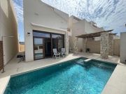 Moderne freistehende Villa mit privatem Pool und Dachterrasse