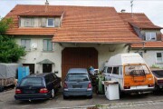 Scheuer mit zwei Wohnhausanbauten