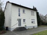 Zweifamilienhaus mit freistehendem Nebengebäude