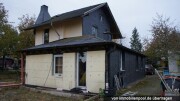 Wohnhaus mit mehreren Anbauten, Nebengebäuden und Stellplätzen
