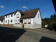 Einfamilienhaus mit Nebengebäude