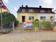 Doppelhaushälfte zurückgesetzt in einen Rohbau auf schönem Grundstüc…
