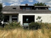 Zweifamilienhaus mit Büro und Garagen