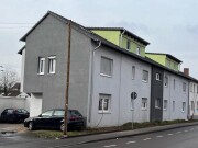 Mehrfamilienhaus mit Garagenzeile