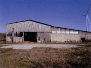 Landwirtschaftsfläche mit Mehrzweck-/Stallgebäude