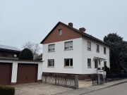 Zweifamilienhaus mit Nebengebäude und Garagen