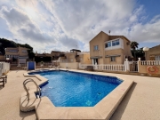Villa mit 4 Schlafzimmern, 2 Bädern und Gemeinschaftspool