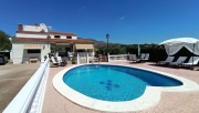 Atemberaubende freistehende Villa mit privatem Pool, separatem Gäste…