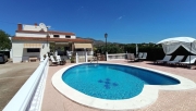 Atemberaubende freistehende Villa mit privatem Pool, separatem Gäste…
