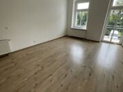 Zentrumsnah ! 1. OG / Bad mit Fenster / Laminat / Balkon