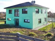 Einfamilienhaus mit drei Garagen