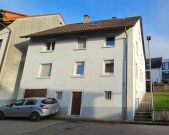 Zweifamilienhaus mit Nebengebäude (ehemaliger Schopf)
