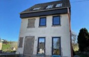 Einfamilienhaus mit Balkon, Freisitz und Kellerraum