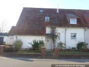 Doppelhaushälfte mit Anbau und Garagen