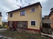 Einfamilienhaus mit Garage und Scheune