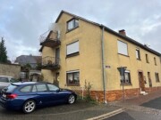 Einfamilienhaus mit Nebengebäude und Einzelgarage
