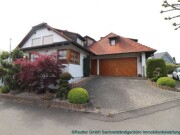Einfamilienhaus mit Doppelgarage und Nebengebäude