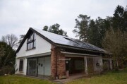 Einfamilienhaus mit Garagen und Gartenland