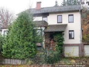 Wohnhaus mit Garagen und Gartenhaus