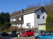 Einfamilienhaus mit Einliegerwohnung und zwei Garagen
