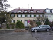 Vierfamilien-Doppelhaushälfte mit 8 Garagenstellplätzen