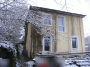 Wohnhaus mit zwei unbebauten Grundstücken