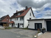 Doppelhaushälfte und Garagengebäude